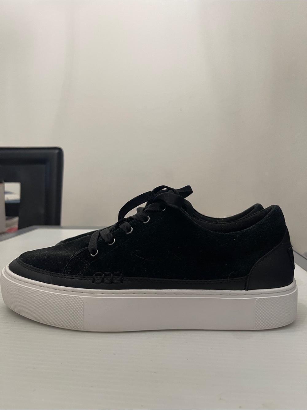UGG ZILO PLATFORM SNEAKERS WOMENS SIZE 8.5